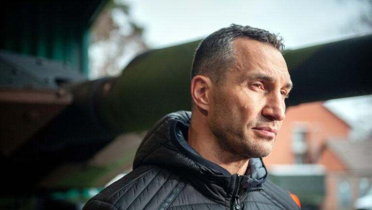 El alcalde de Kiev propone reducir la edad de movilización mientras sus hijos viven en el extranjero