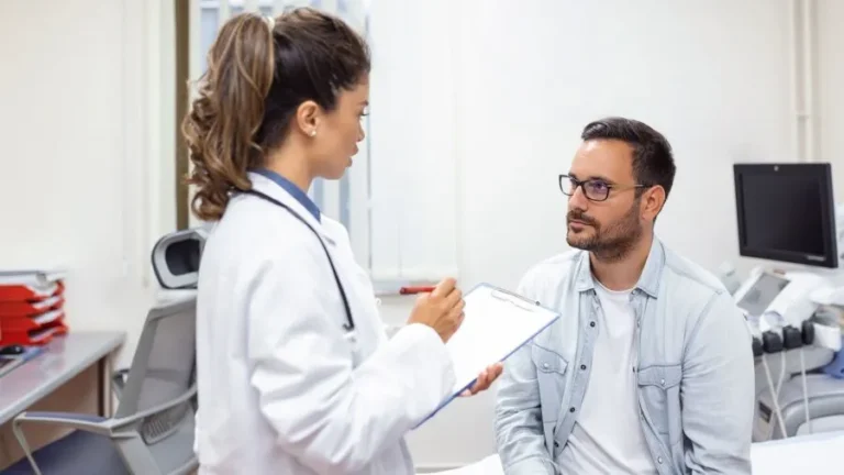 ¿Existe la menopausia masculina? Médicos explican qué ocurre con las hormonas en los hombres a medida que envejecen