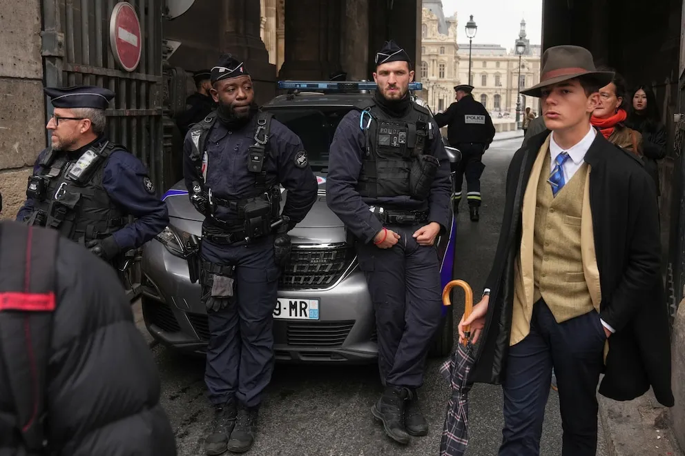 🕵️‍♂️ “El enigma del ‘Hombre del Fedora’: adolescente francés se vuelve viral tras foto en el Museo del Louvre”