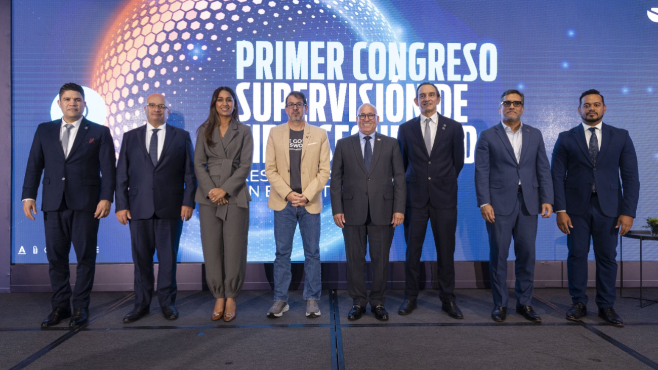 La Superintendencia de Bancos realiza congreso sobre la vigilancia y actualización constante para evitar robo de datos