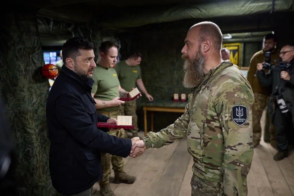 🚨🇺🇦 ZELENSKY EN LA LÍNEA DE FUEGO: VISITA A LAS TROPAS CERCA DE Pokrovsk MIENTRAS Rusia APRIETA EL CERCO 🔥