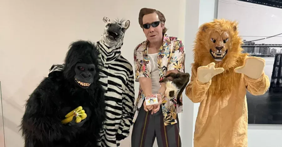 Romeo Santos sorprende en Halloween disfrazado de “Ace Ventura” y anuncia su nuevo álbum