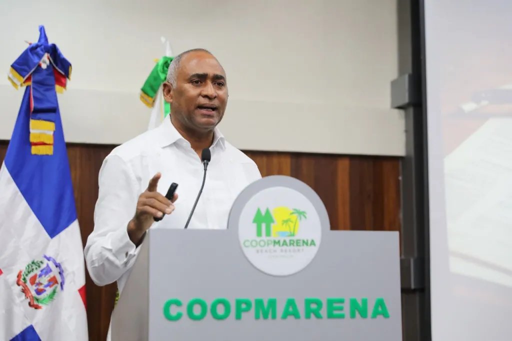 Julito Fulcar imparte conferencia sobre liderazgo y procedimiento parlamentario en el sector cooperativo