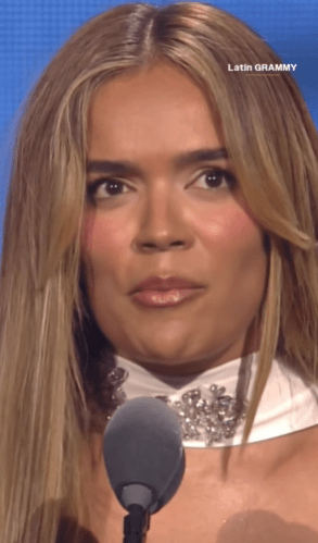 Karol G emociona en los Latin Grammy al compartir un mensaje de amor e inspiración