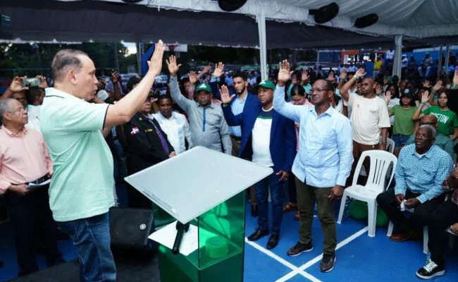 Regidor del PLD y dirigentes del PRM se juramentan en la Fuerza del Pueblo en Santo Domingo Norte