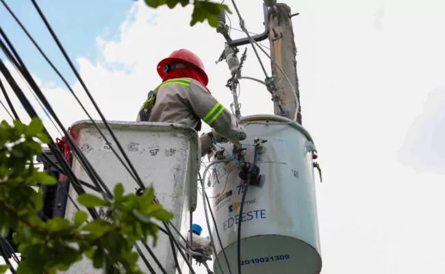 Residentes del sector 24 de abril exigen medidores individuales ante cobros excesivos de EDEESTE
