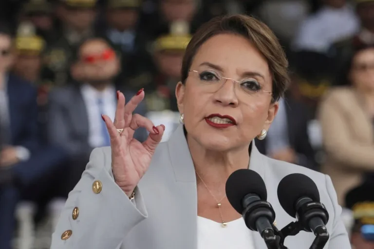 Xiomara Castro destituye al ministro de Educación por felicitar públicamente a su esposa reelecta como diputada