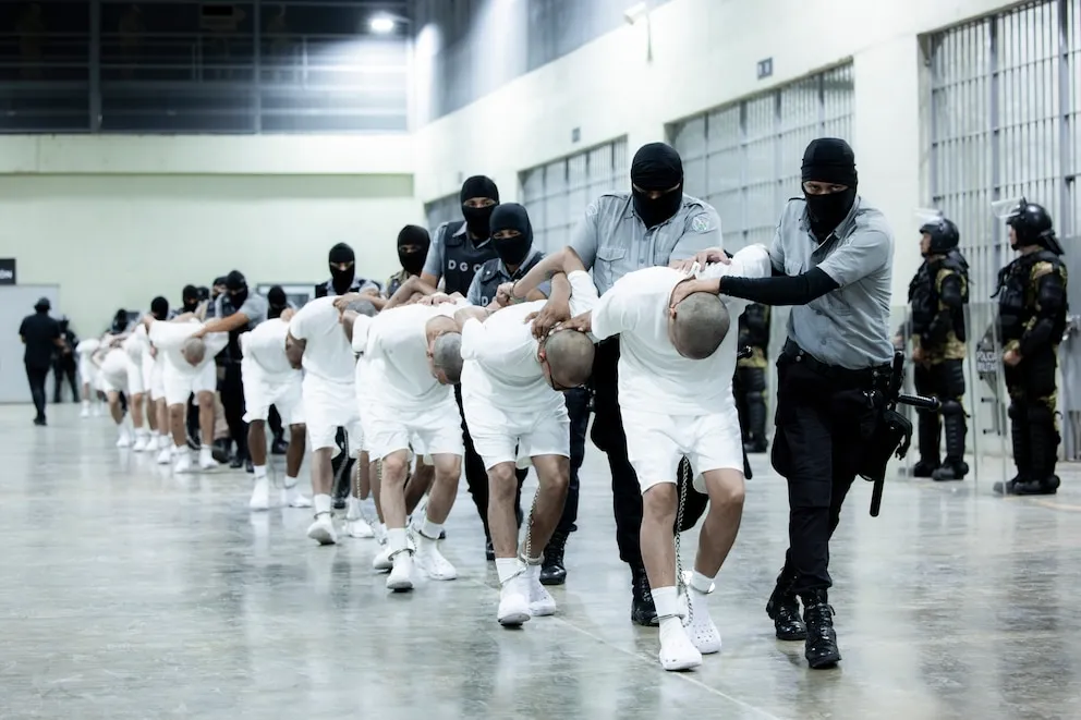 🇸🇻 Golpe final a la MS-13: La justicia de El Salvador condena a 248 pandilleros a penas de hasta 1,335 años ⚖️