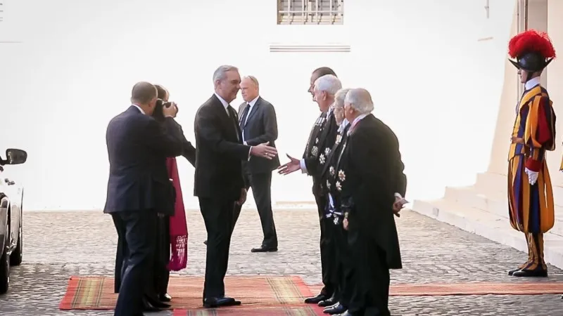 Línea de recibo en ceremonias: claves esenciales para una bienvenida impecable 🎩🤝