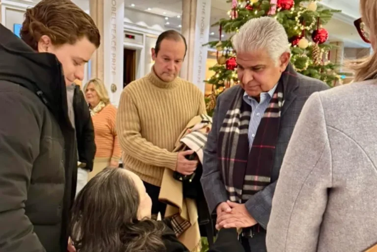 Hijo de María Corina Machado llega a Oslo y declara que desconoce el paradero de su madre