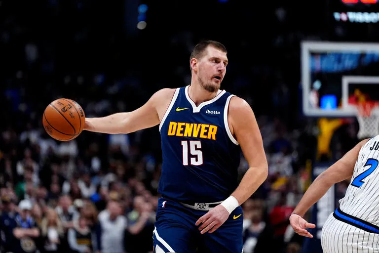 NIKOLA JOKIĆ, EL “GIGANTE PASADOR” QUE SUPERA EN ASISTENCIAS A KAREEM ABDUL-JABBAR 🏀✨