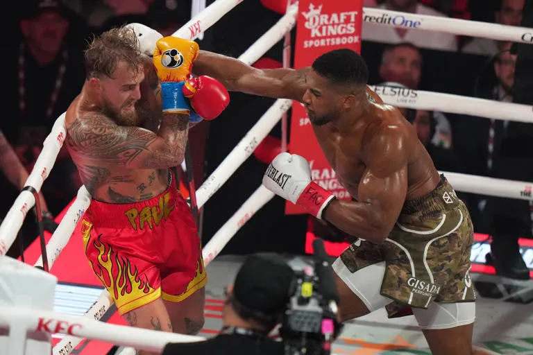 🥊 Tyson Fury enciende el ring: Lanza un desafío directo a Anthony Joshua tras su triunfo ante Jake Paul 🔥