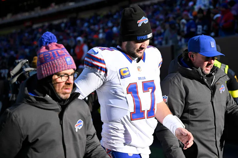 🏈 Alarma en Buffalo: Josh Allen se ausenta de los entrenamientos por una dolencia en el pie derecho 🦬