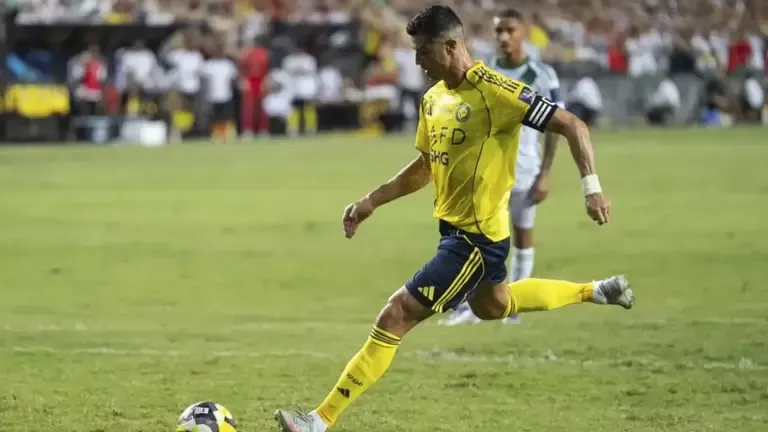 🐐 Leyenda Eterna: Cristiano Ronaldo anota un doblete, rompe récords y guía al Al-Nassr hacia la victoria 🇸🇦⚽