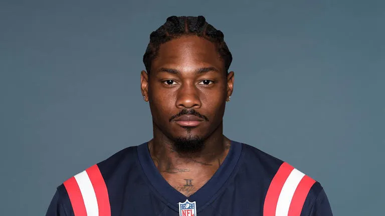 BAJO LA LUPA JUDICIAL: STEFON DIGGS Y LOS PATRIOTS EMITEN RESPUESTA ANTE CARGOS POR ESTRANGULAMIENTO