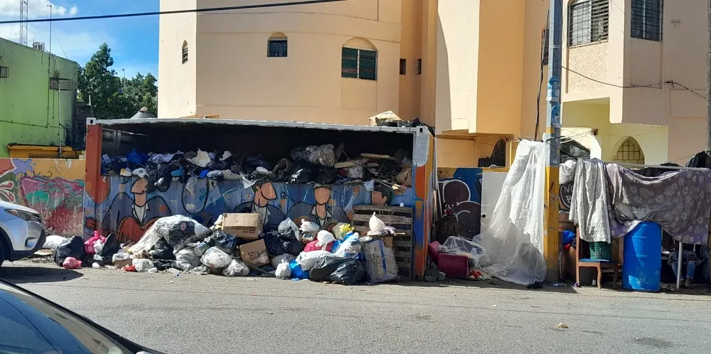 Los benditos furgones en Santo Domingo Este, se interpretan en contaminación al medio ambiente y accidentes en el tránsito.