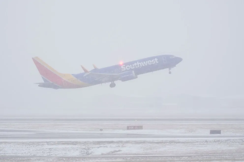 ❄️ Caos Invernal en EE.UU.: Más de 9,000 vuelos afectados por potentes tormentas de nieve en plena temporada festiva ✈️🚫