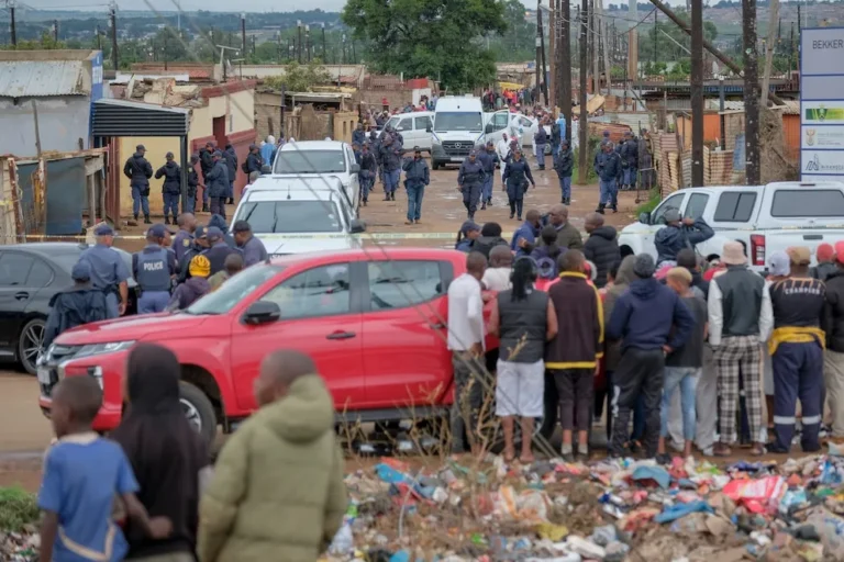 🇿🇦 Tragedia en Sudáfrica: Al menos 9 muertos y 10 heridos tras un brutal ataque con fusiles AK-47 en un bar 💔
