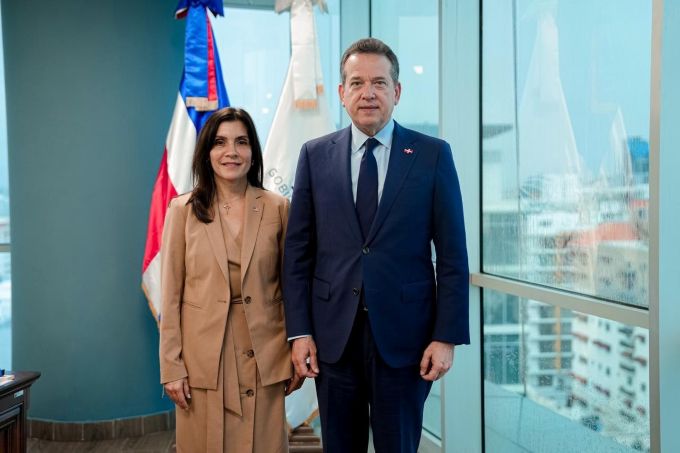 Ministro dominicano Industria recibe a Embajadora de EE. UU.