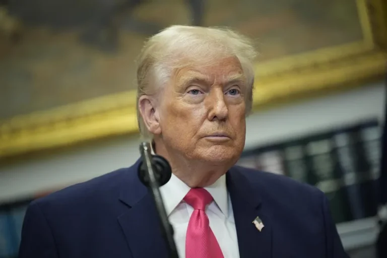 Trump afirma que su presencia militar en el Caribe va más allá de una simple presión contra Maduro