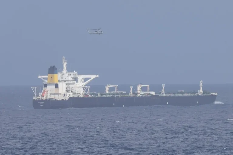 ⚓ Tensión en el Caribe: El momento exacto en que EE. UU. incautó un petrolero chino frente a las costas de Venezuela 🇨🇳