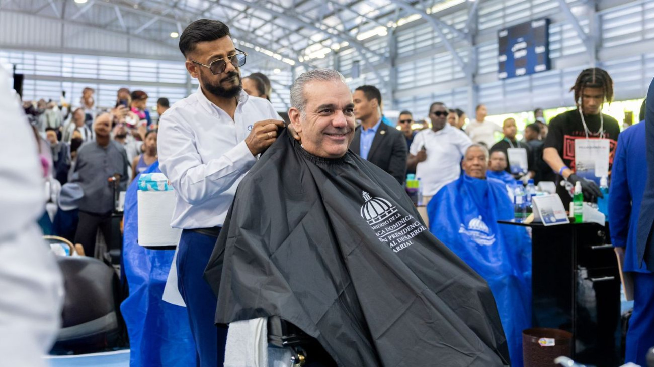 Presidente Abinader sostiene encuentro nacional con 1,000 peluqueros