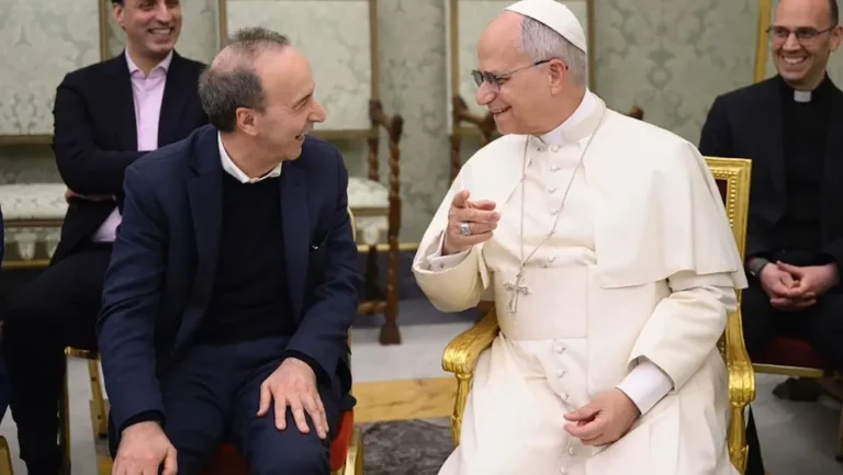 El Papa León XIV se reúne con el actor Roberto Benigni: un momento de fe y cine 🎬🙏