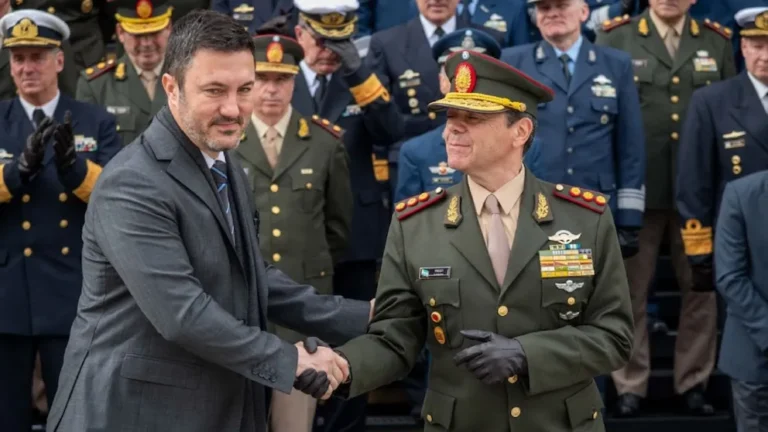 🔄 Petri podría sacudir las FFAA antes de irse: prepara cambios, acto con Javier Milei y exhibición de F-16