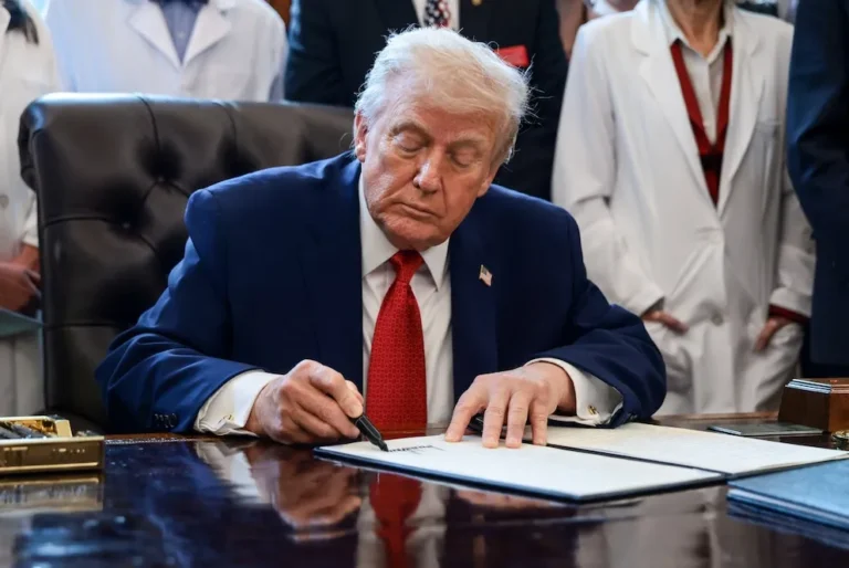 TRUMP FIRMA ORDEN EJECUTIVA PARA RECLASIFICAR LA MARIHUANA COMO DROGA MENOS PELIGROSA 🇺🇸⚖️