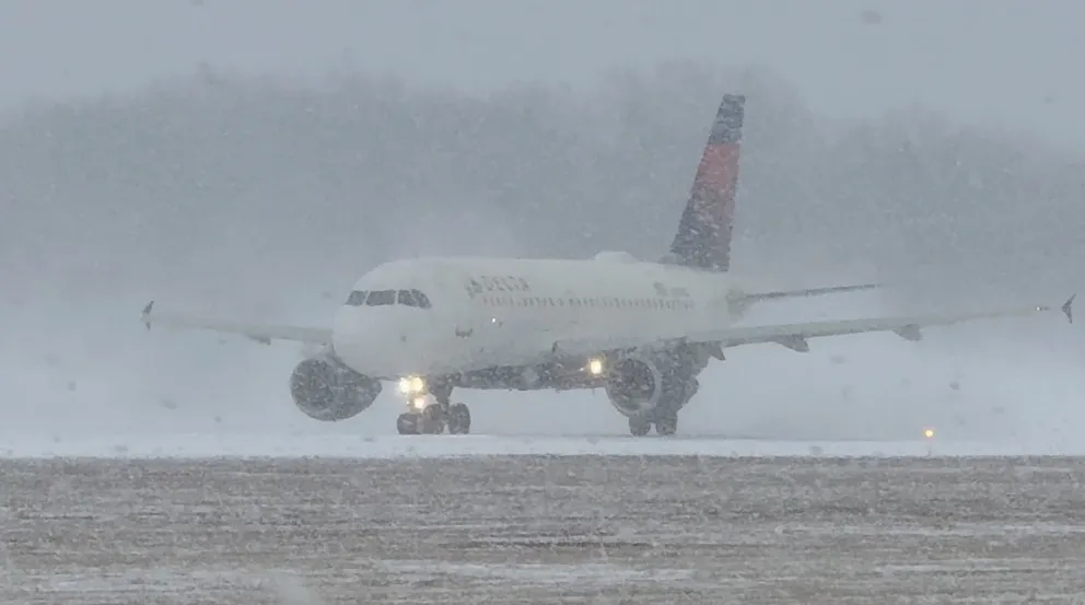 ❄️ Caos en el Cielo: Más de 1,000 vuelos cancelados en EE. UU. por una feroz tormenta invernal en plena Navidad 🇺🇸✈️