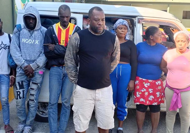 Ejército detiene conductor que transportaba a seis haitianos camuflados con mercancías en puesto de chequeo de Guanito
