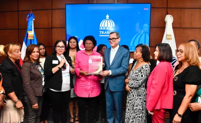 Ministro de Trabajo recibe reconocimiento por impulsar la igualdad y los derechos laborales de las mujeres