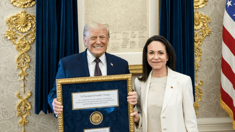 : EL GESTO QUE ASOMBRA AL MUNDO: MACHADO ENTREGA SU PROPIA MEDALLA NOBEL A TRUMP