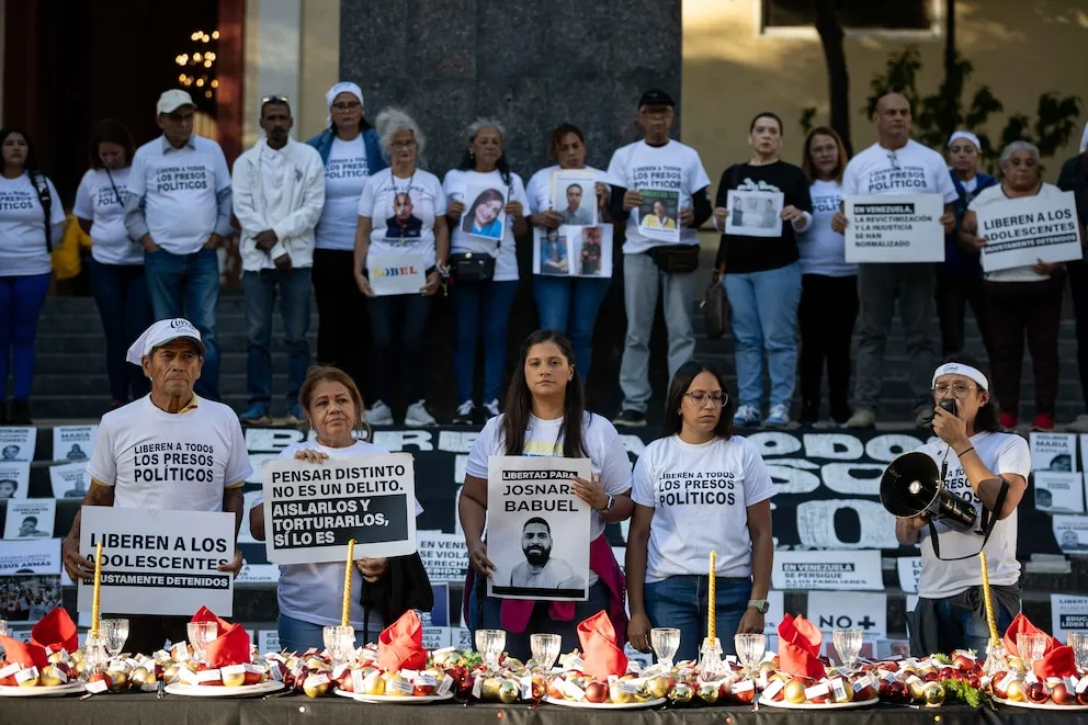 TRANSICIÓN EN VENEZUELA: VIGILIA EN LAS CÁRCELES Y EL PLAN DE USD 100.000 MILLONES DE TRUMP PARA EL PETRÓLEO