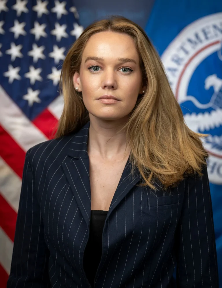 EL ASCENSO DE TRICIA MCLAUGHLIN: LA NUEVA CARA DE LA ESTRATEGIA MIGRATORIA EN LA ERA TRUMP