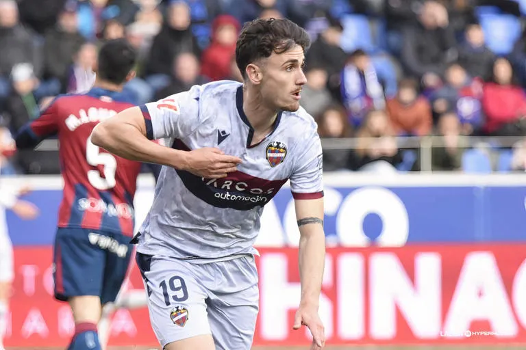 Bloqueo en el mercado: El "Caso Forés" atrapa a Villarreal y Oviedo en un complejo nudo contractual