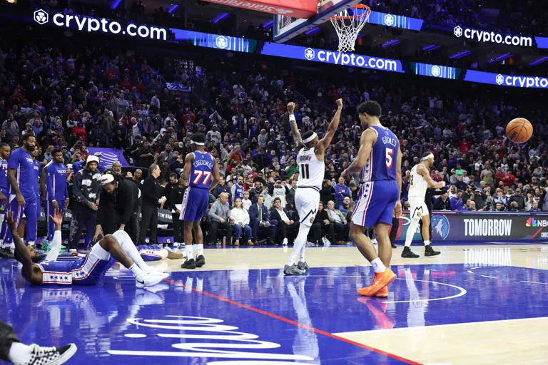 EMBIID BAJO LA LUPA: LOS 76ERS SUFREN MIENTRAS SU ESTRELLA "NO TAPONA DEL TODO"