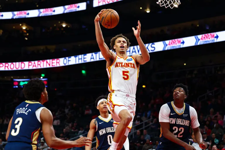 LOS HAWKS SE IMPONEN A LOS PELICANS MIENTRAS CRECEN LOS RUMORES SOBRE TRAE YOUNG