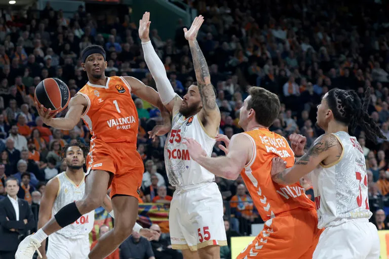EL MÓNACO ASALTA EL ROIG ARENA: UN MIKE JAMES ESTELAR FRENA AL VALENCIA BASKET