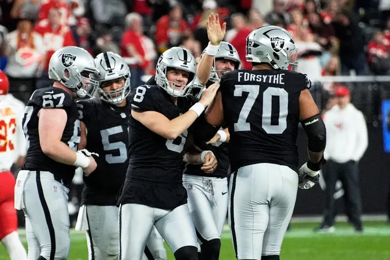 El milagro de las 60 yardas: Daniel Carlson humilla a los Chiefs y silencia el Arrowhead