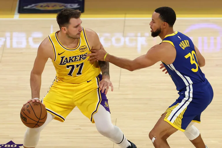 Fenómeno de ventas en la NBA: Stephen Curry y Luka Doncic encabezan la lista de camisetas más populares
