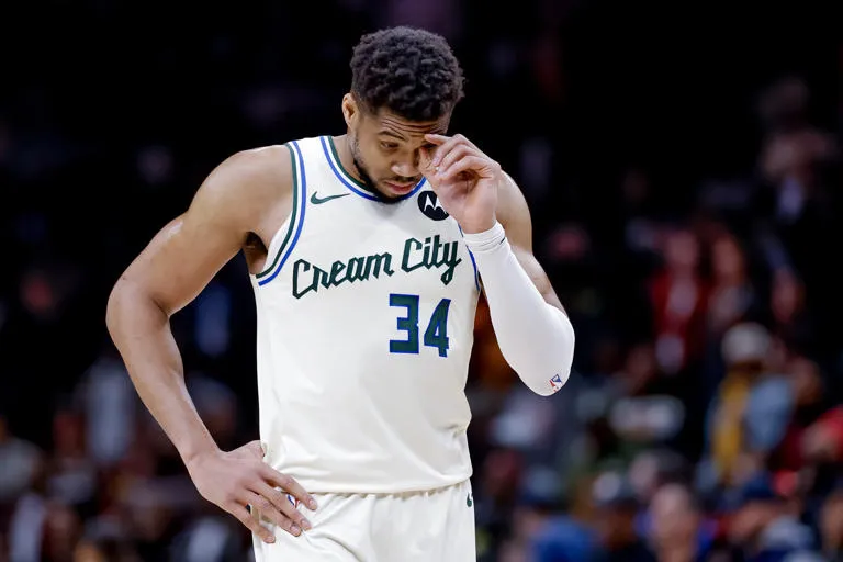 Diagnóstico Sombrío: Giannis prevé hasta 6 semanas de baja tras el "crac" en su pantorrilla
