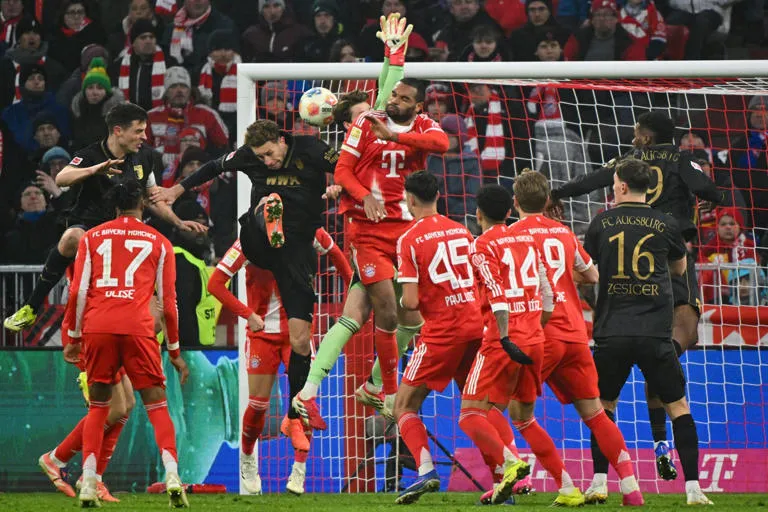 Se acabó el invicto: El Augsburgo asalta el Allianz Arena y tumba al líder