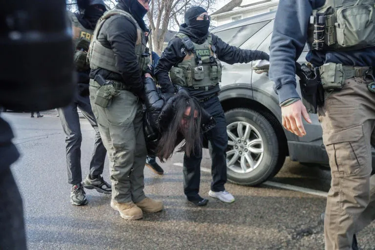 RESISTENCIA EN L.A.: APRUEBAN "ZONAS LIBRES DE ICE" ANTE ESCALADA DE VIOLENCIA EN REDADAS
