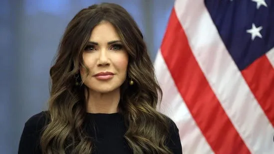 Kristi Noem confirma revisión total del ICE y respalda la postura de "tolerancia cero"