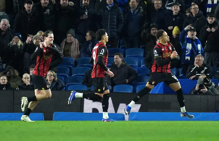 Éxtasis en el Amex: Una chilena de Kostoulas en el último suspiro rescata al Brighton ante el Bournemouth