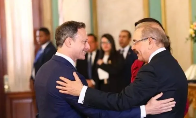 Danilo y Jean Alain Rodríguez se saludan con un abrazo en la Casa Nacional del PLD