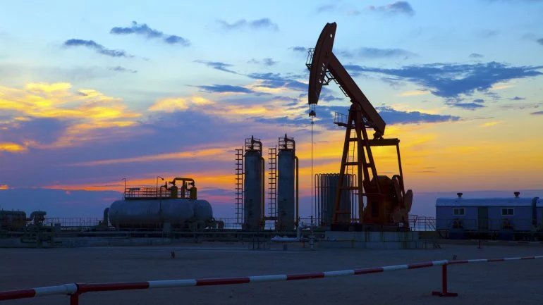 El crudo de Texas desciende un 2 % debido al traslado de petróleo de Venezuela a Estados Unidos.