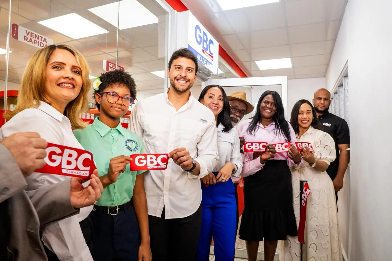 Raymond Junior Rodríguez y el Politécnico Federico Henríquez y Carvajal inauguran una farmacia de simulación con el sello de calidad de GBC
