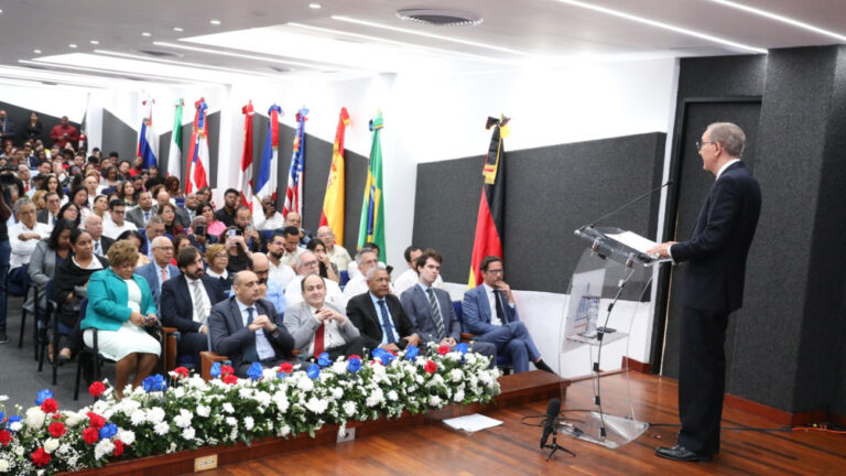 Gobierno invierte en el futuro con cerca de 1,800 becas internacionales que priorizan formación en áreas STEM